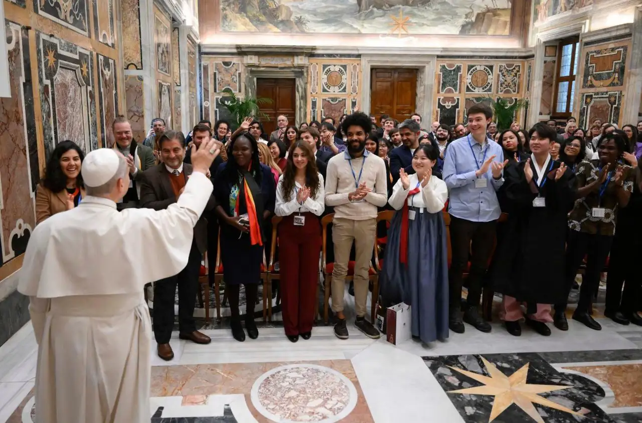 البابا لاوُن الرابع عشر يستقبل الشباب المشاركين في مؤتمر بعنوان "بشرية واحدة، كوكب واحد"