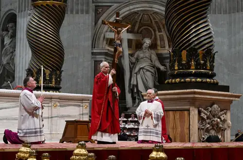 البابا يترأس رتبة سجدة الصليب لمناسبة الجمعة العظيمة.