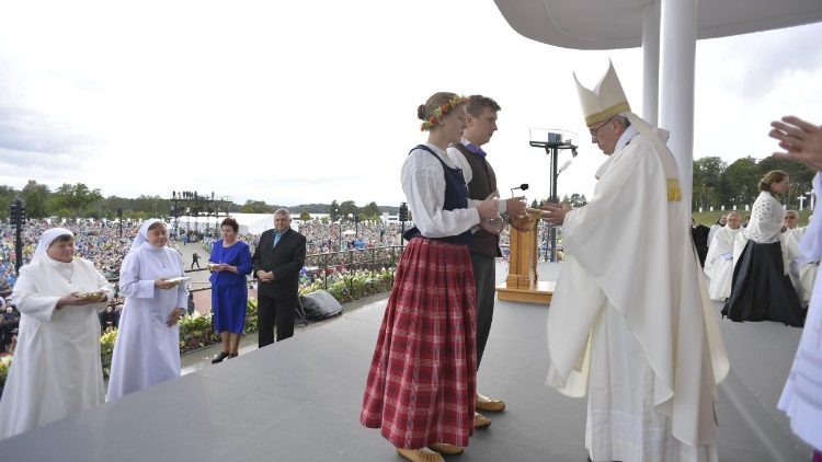 البابا يحتفل بالقداس الإلهي في مزار أم الله 