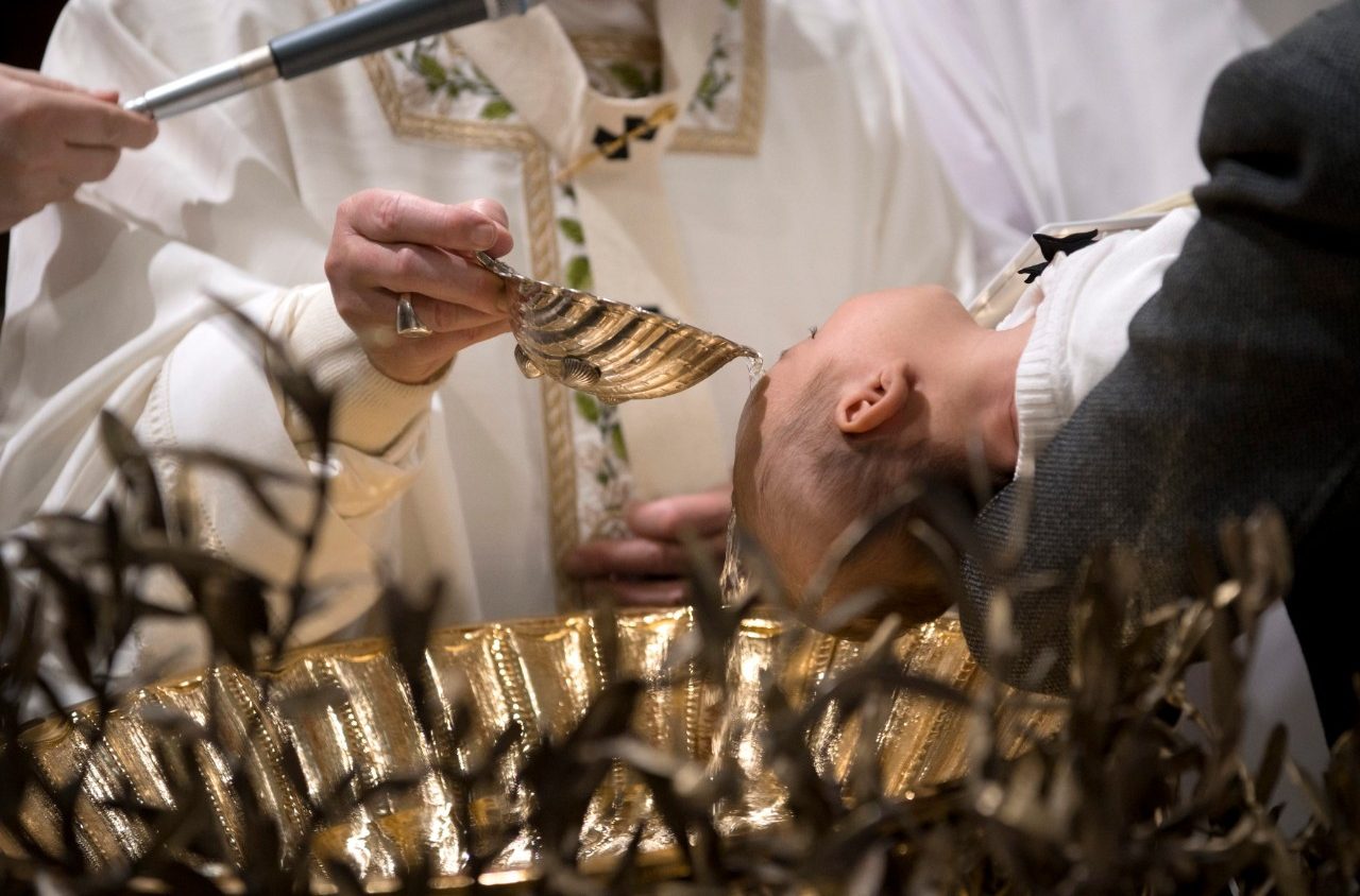 البابا يمنح سرّ العماد عددًا من المولودين الجدد