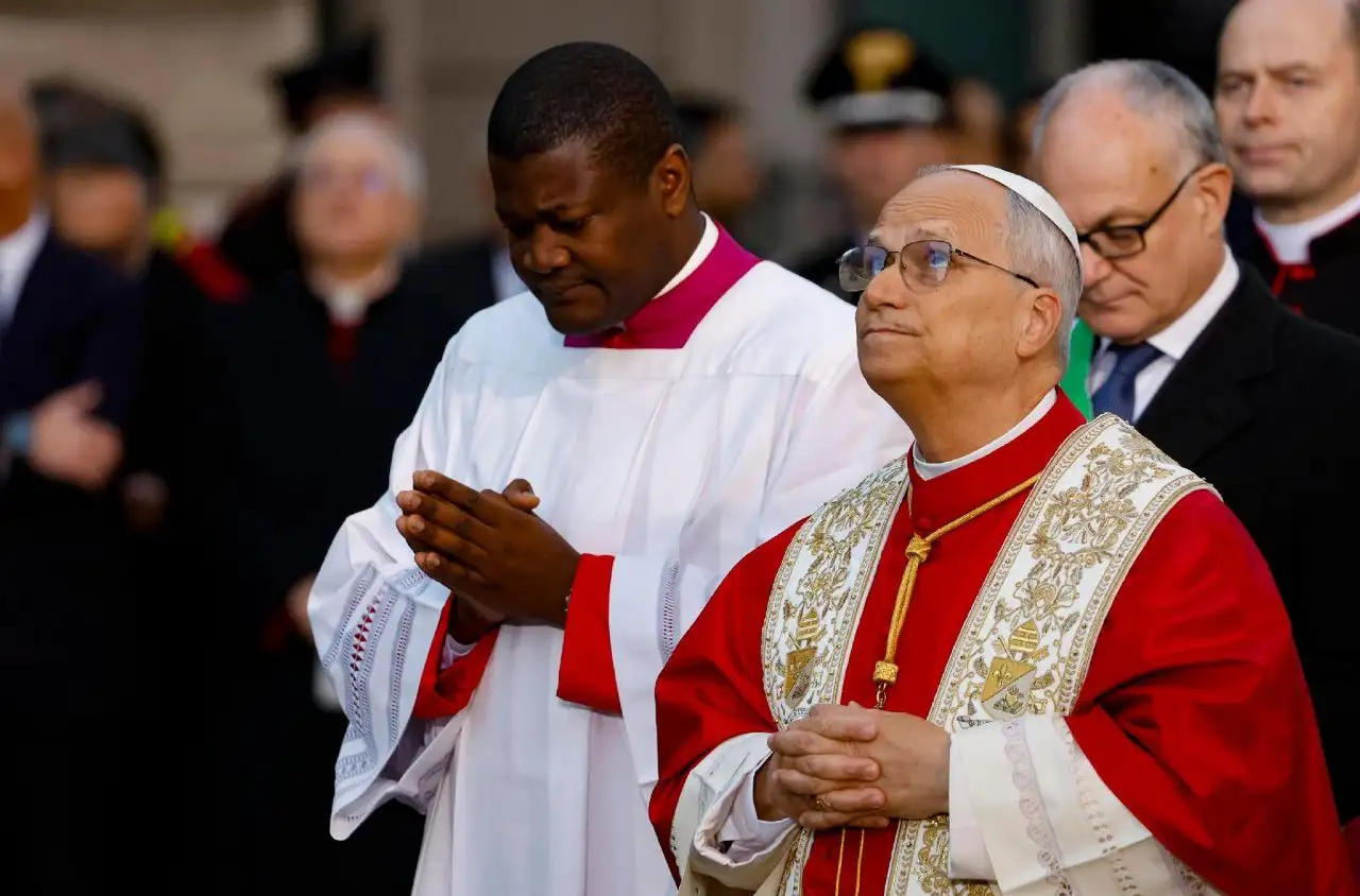 ساعِدينا يا مريم لِنَكونَ دائماً كنيسةً مَعَ النَّاسِ وبينَهُمْ، خَميرة في عَجينِ بَشريَّةٍ تَستَغيثُ طالِبةً العَدالَة والرَّجاءَ