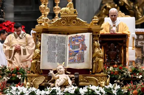 في الطفل يسوع، يهب الله العالم حياةً جديدة