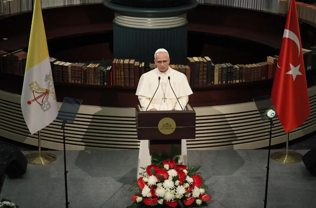 البابا لاوُن الرابع عشر يلتقي الرئيس التركي والسلطات وأعضاء السلك الدبلوماسي في تركيا